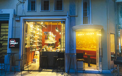 Wine Hideout: Το wine bar που προσφέρει ιδιαίτερη εμπειρία οίνου και γεύσης σε λίγα μόλις τετραγωνικά