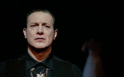 Η βραβευμένη παράσταση «Οιδίπους Τύραννος» επιστρέφει για 15 τελευταίες παραστάσεις