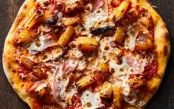 Λατρεύουμε την πίτσα με ανανά, πειράζει;