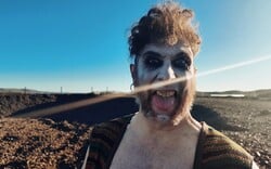 Resital Dostoevsky: Μια σκοτεινή, σαρκαστική παράσταση στα όρια κωμωδίας και τραγωδίας