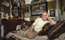 Ο κόσμος του Ανδρέα Βουτσινά ζωντανεύει ξανά σε μια σπάνια εκθεση 