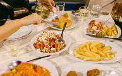 8 μεζεδοπωλεία