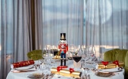 Ο γιορτινός κόσμος του NEW Hotel τον Δεκέμβριο