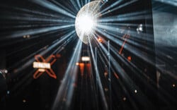 Disco Safari: Η αυθεντική ντίσκο που ταξιδεύει ολόκληρες γενιές πίσω στο 1979