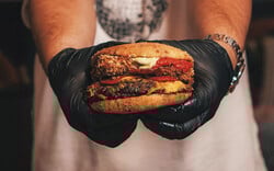 F*Smashing District Mozzart και Πραξιτέλους: Μια συνεργασία-έκπληξη και ένα μεγάλο street party στην καρδιά της Αθήνας