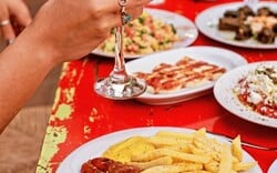 Ταβέρνα Λεύκα: Παράδοση, κήπος και αυθεντικές γεύσεις