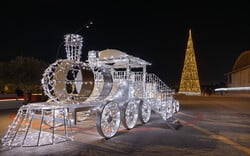 Χριστουγεννιάτικη λάμψη στο The Ellinikon Experience Park