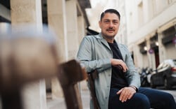 Ο takis ξεκίνησε από το Κιάτο και έφτασε στα κορυφαία θέατρα του κόσμου