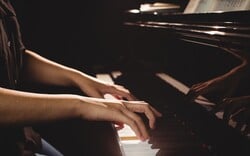 Χειμερινοί διάλογοι: Οι πιανίστριες Δανάη & Κυβέλη Dörken σε μια σπάνια μουσική βραδιά