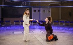 «Ολική Άμεση Συλλογική Επικείμενη Επίγεια Σωτηρία»: Μια σκοτεινά επίκαιρη θεατρική εμπειρία μεταμορφώνει τον παλιό χώρο της ΦΙΑΤ