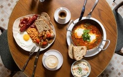 Το Benedict Berlin φτάνει στην Αθήνα για να κάνει πράξη το πρωινό που δεν τελειώνει ποτέ 