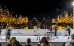 Skate, glow, repeat Με τη στήριξη του Φυσικού Αερίου Ελληνική Εταιρεία Ενέργειας, το Παγοδρόμιο του ΚΠΙΣΝ γίνεται φέτος το πιο φωτεινό και inclusive σημείο του Χριστουγεννιάτικου Κόσμου