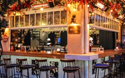 Ipitou the bar: Αυτό το street bar γιορτάζει όπως ξέρει, στον δρόμο, με μουσική και παρέες