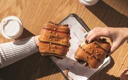 Overoll Croissanterie: Χριστούγεννα με limited εορταστικά κρουασάν και ιταλικό πανετόνε