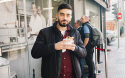 Souvlakination: Ένας Ελληνοκύπριος που αγαπάει πολύ το σουβλάκι