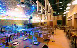 Koukoutsi Restaurant Bar: Γαστρονομία, signature cocktails και live μουσική στον Πειραιά 