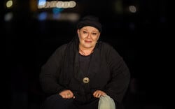 «Η Κυρά της Ρω»: Μία σπάνια θεατρική εμπειρία φωτίζει τη ζωή μιας γυναίκας που έγινε θρύλος