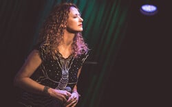 H Μιράντα Βερούλη στη σκηνή του Theatre of the NO με ρυθμούς και μελωδίες της Βραζιλίας