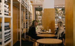 «Philip Glass»: Ένα wine bar χωμένο στην Πανόρμου