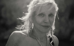 «Αν θέλεις να ρίξεις πυρηνική βόμβα στη ζωή σου, δοκίμασε κρακ»: Η επιστροφή της Κόρτνεϊ Λαβ 