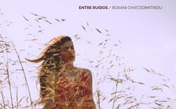 Η Roxani Chatzidimitriou παρουσιάζει το νέο της άλμπουμ «Entre Ruidos» (Ανάμεσα στους Θορύβους)