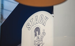 Stack Burgers: Street φιλοσοφία από ένα σημείο στο Ίλιον για να χορταίνουμε αληθινό μπέργκερ!