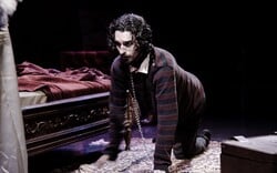 «Το ξενοδοχείο “Η νύχτα που πέφτει”»: Ένα άγνωστο έργο του Νάνου Βαλαωρίτη ανεβαίνει στον Πειραιά