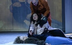 Η τρομερή Αγία Αθανασία του Αιγάλεω έγινε θεατρικό έργο