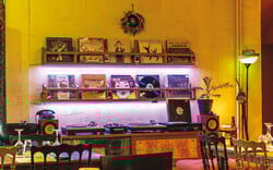 Πρίγκιπας: Κρέατα από τη Βόρεια Ελλάδα με τη συνοδεία ήχων από βινύλιο