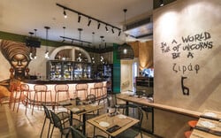 ζιράφ Wine Bar: Οινογνωσία για όλους σε ένα σκηνικό με street afro ατμόσφαιρα
