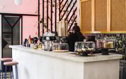 Bayard café: Ένα στέκι που πηγαίνεις για καφέ, χωρίς κινητό