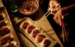 Ghost Sake Bar: Ένα μινιόν speakeasy για ασιατική κουζίνα