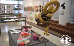 Skateboard Art Crimes: Η τέχνη κυλάει πάνω σε μια σανίδα skateboard