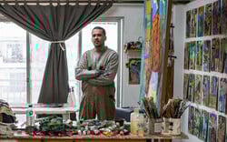 Ο Μιχάλης Κιούσης ζωγραφίζει ανθρώπινες φιγούρες σε αφρικανικά τοπία