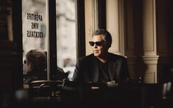 60 χρόνια ΜΙΕΤ: Ο Amos Gitai έρχεται στην Αθήνα και θα συνομιλήσει με τον Γιώργο Αρχιμανδρίτη για το σινεμά, την πολιτική και τη μνήμη