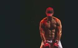 Ταπ Άουτ: Ένα ρινγκ επιβίωσης στήνεται στο θέατρο Μικρό Γκλόρια