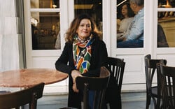 Χλόη Ακριθάκη: Φωτογράφος. Γεννήθηκε στο Βερολίνο, ζει στα Εξάρχεια.