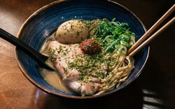 Τα αχνιστά ράμεν είναι η πιο hot τάση στο φαγητό