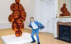 Ο Τζεφ Κουνς συζητά με Έλληνες δημοσιογράφους στο Μουσείο Κυκλαδικής Τέχνης