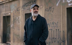 Γιώργος Παλούμπης: «Το θέατρο δεν μου χρωστάει τίποτα, μόνο εγώ του χρωστάω»