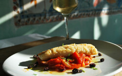 Ποια κρασιά θα απογειώσουν τον παραδοσιακό μπακαλιάρο σκορδαλιά της 25ης Μαρτίου