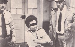 «Πειραματόζωο»: η εκτός ορίων ταινία του Γιάννη Κοκκόλη, που άλλαξε τα δεδομένα στην Αθήνα της μεταπολίτευσης 