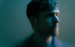 O Τζέιμς Μπλέικ τραγουδάει για την αγάπη μέσα σε ζόρικους καιρούς