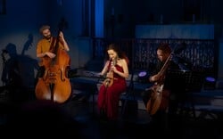 Το Kelly Thoma Trio στο Theatre of the No: Μια «Νυχτερινή Πτήση» πέρα από χρόνο και τόπο