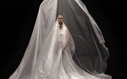 «ΚΟΜΜΑ» | Performance Σωματικού Θεάτρου: Η ιστορία μιας γυναίκας από τη γέννηση έως τον θάνατο