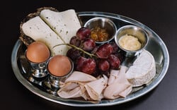 Από πότε τρώμε βραστά αυγά στα εστιατόρια και στα μπαρ της Αθήνας;