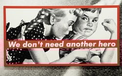 Οι αιχμηρές λέξεις και οι καθηλωτικές εικόνες της Μπάρμπαρα Κρούγκερ