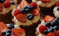 Λαχταριστές τάρτες της πόλης με φράουλες και berries