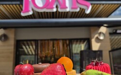 Tolis Sweets ’n’ Eats: Το viral «Bασίλειο των Φρούτων» στη Νίκαια