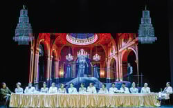 Αλεξάνδρεια: Για λίγες ακόμα παραστάσεις, η πόλη-μνήμη ζωντανεύει στη σκηνή του Παλλάς